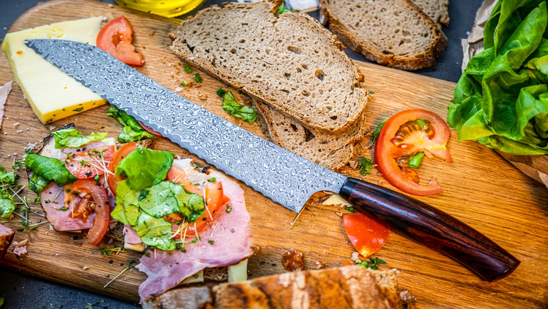 Brotmesser auf Schneidebrett