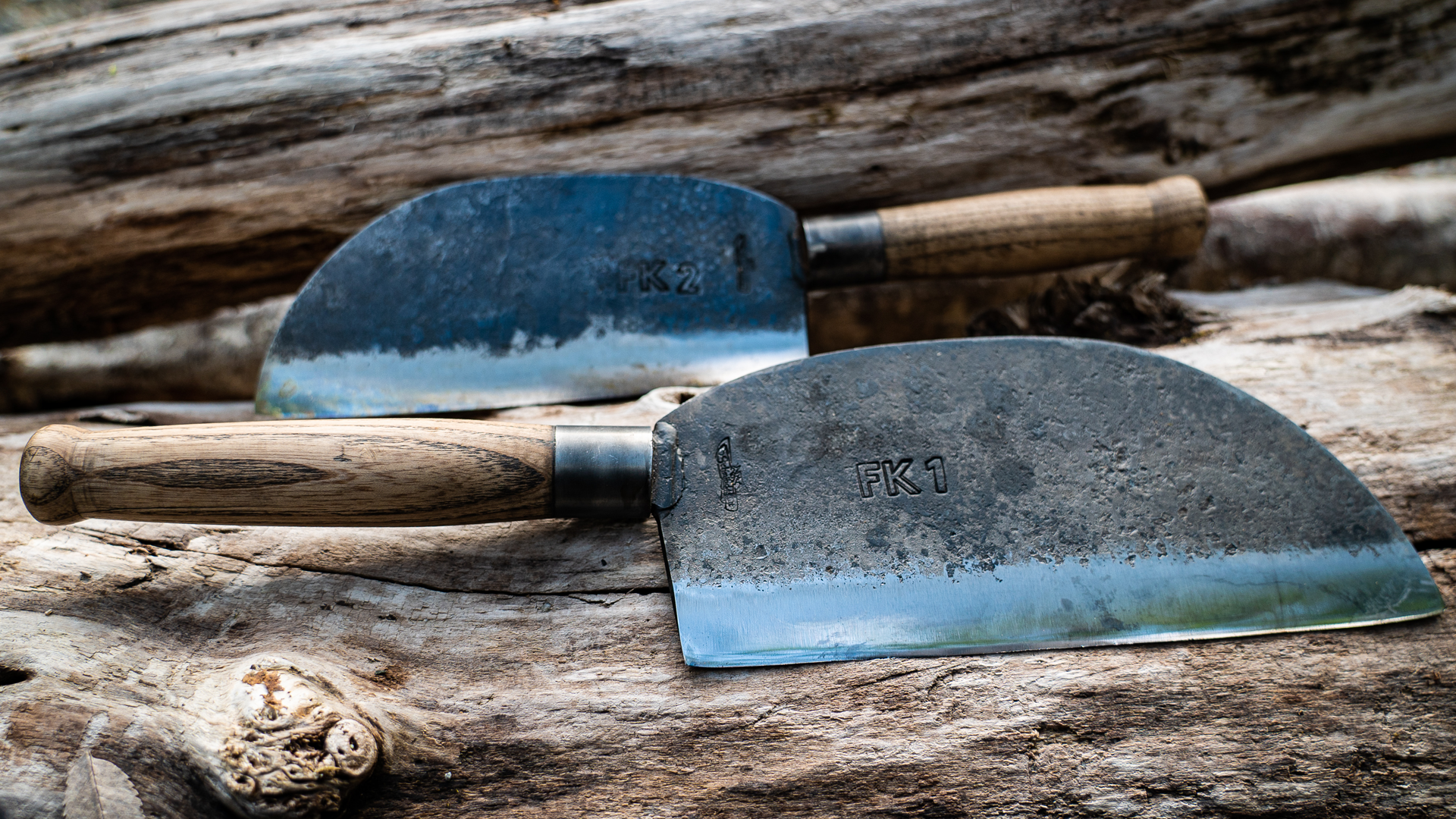 Alle Fire Kitchen Fire Kitchen Messer auf Baumstamm