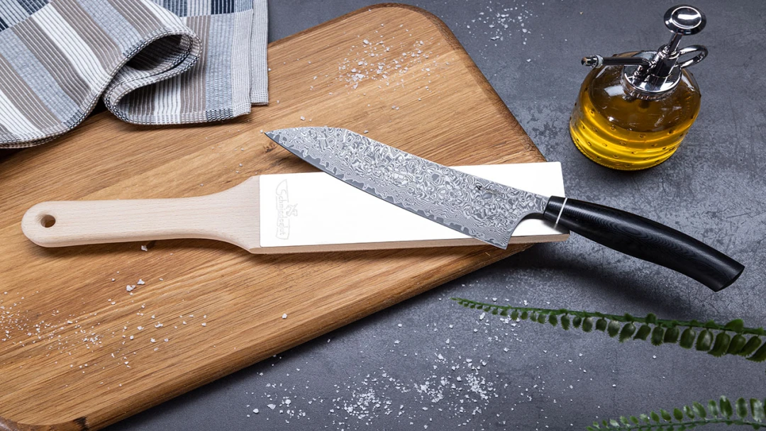 Santoku Messer auf Schneidebrett