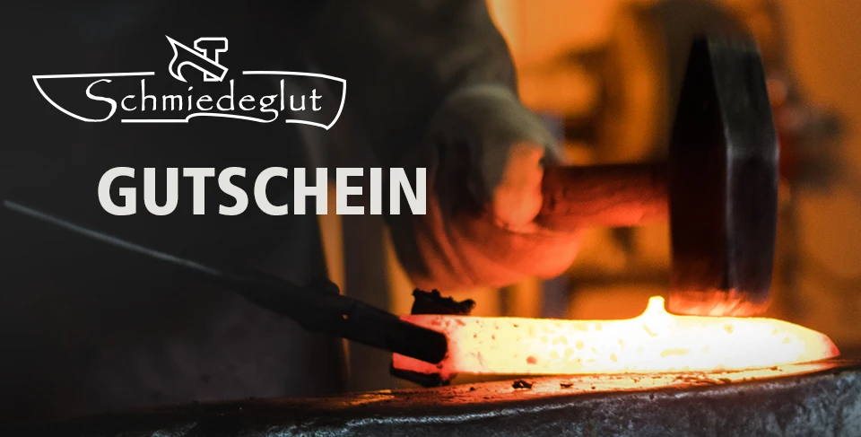 Hammer auf glühendem Stahl
